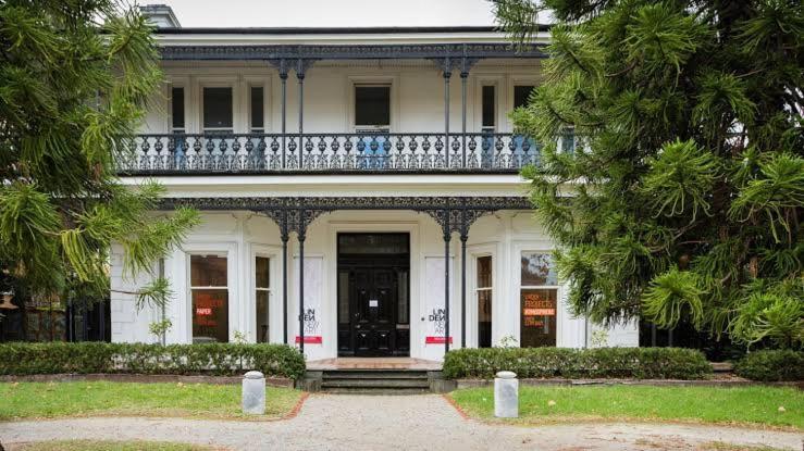 St Kilda apt close to beach