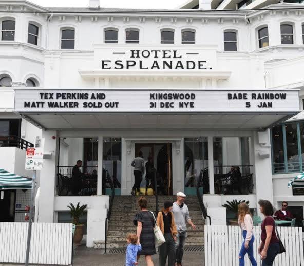St Kilda apt close to beach