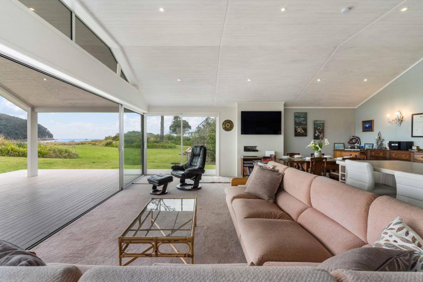 Seaview Escape - Beachfront Home