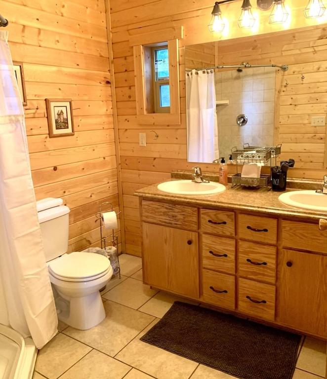 Yellowstone Cabin in Island Park- King bed with private bathroom and HOT TUB view 5