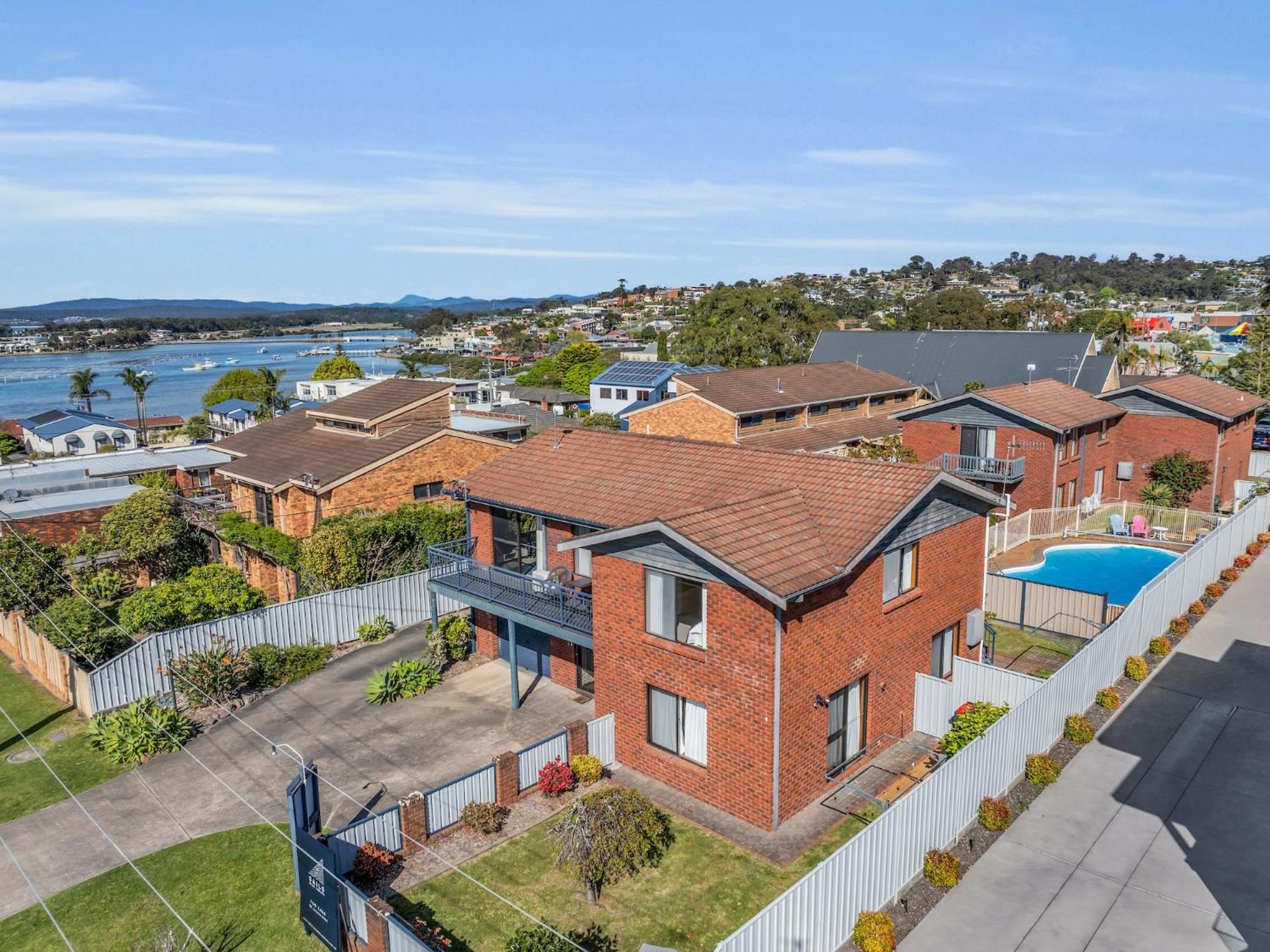 Harbour Lights - townside with a pool