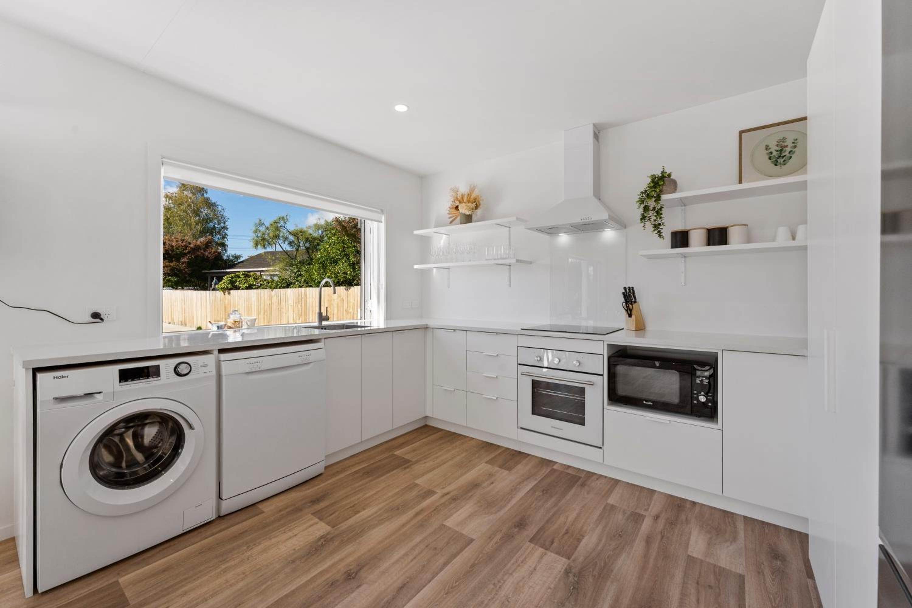 Close to Town & Lake - Taupo view 4