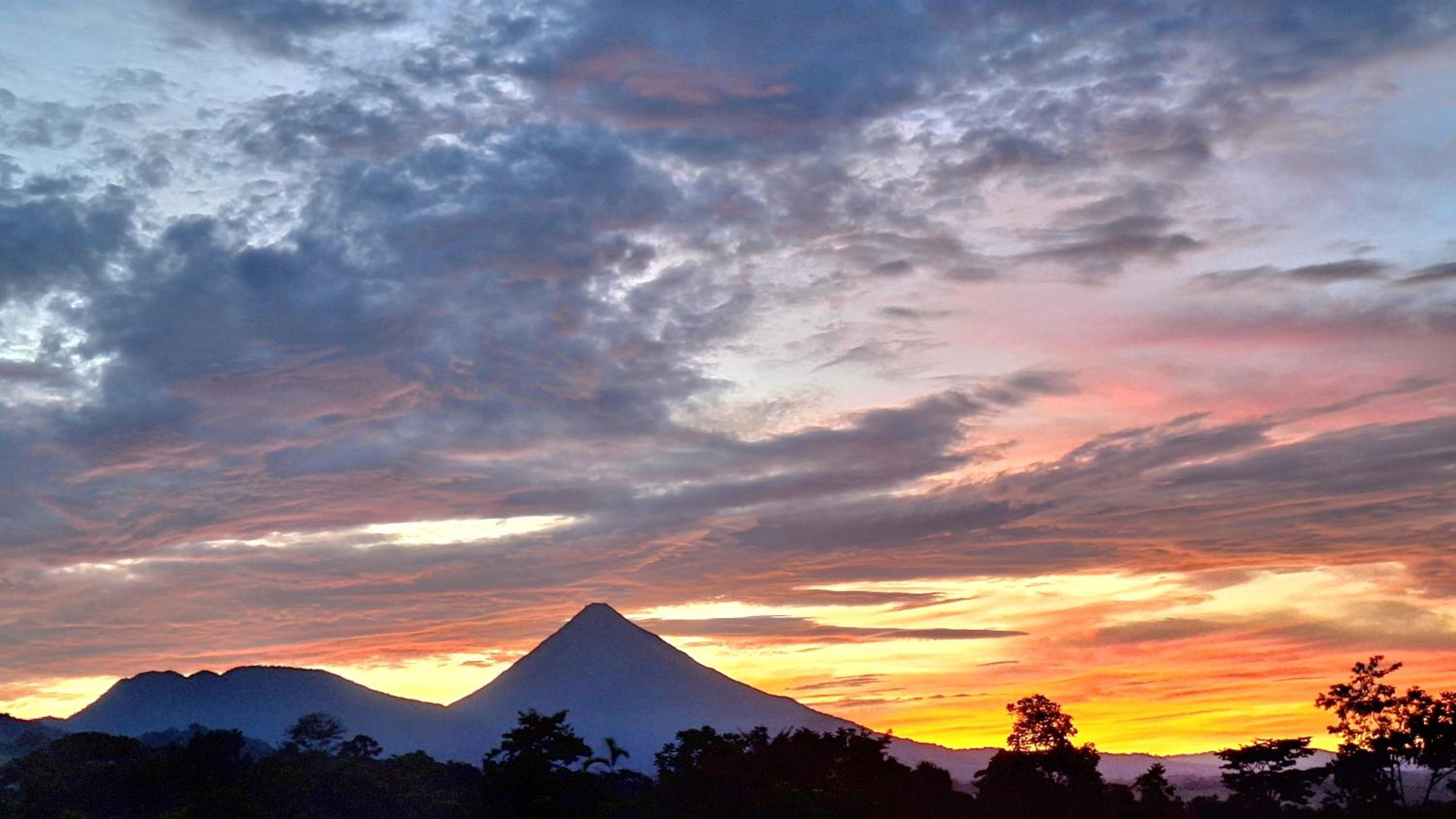 Arenal Nephelium Country Home, Refugio rural con piscina, jacuzzi y balcón con hermosas vistas al Volcán Arenal, en una finca privada