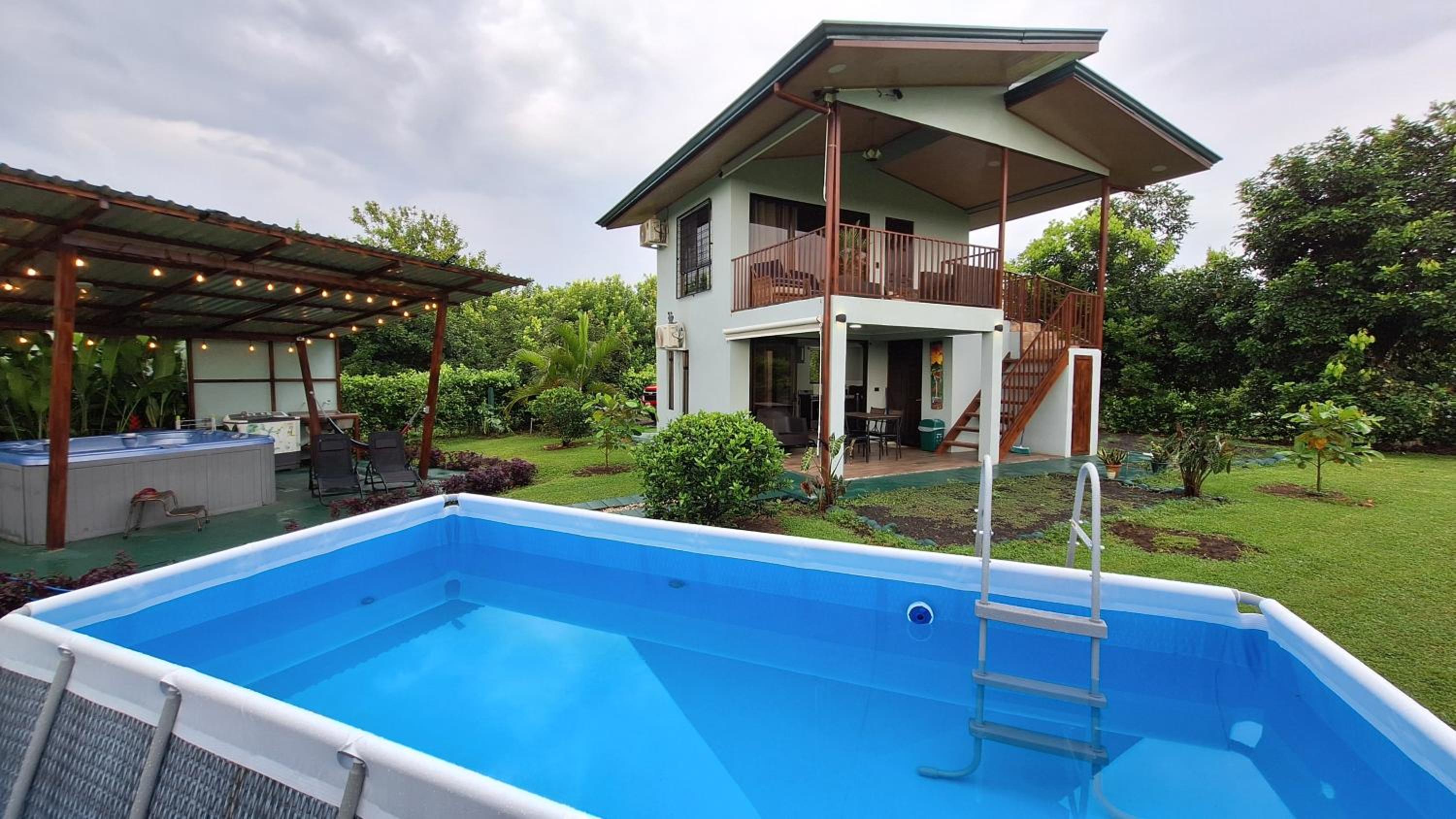 Arenal Nephelium Country Home, Refugio rural con piscina, jacuzzi y balcón con hermosas vistas al Volcán Arenal, en una finca privada