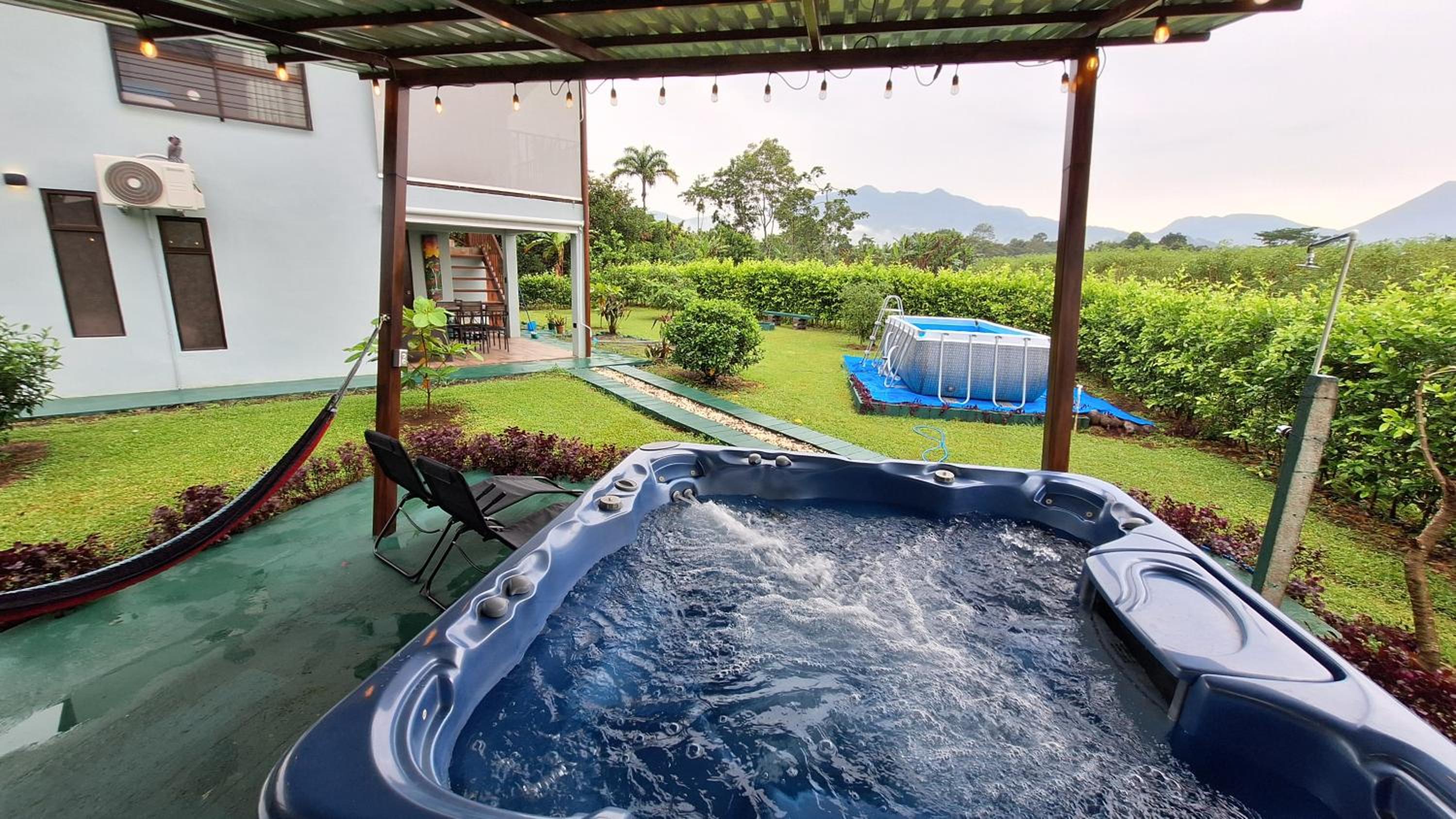 Arenal Nephelium Country Home, Refugio rural con piscina, jacuzzi y balcón con hermosas vistas al Volcán Arenal, en una finca privada