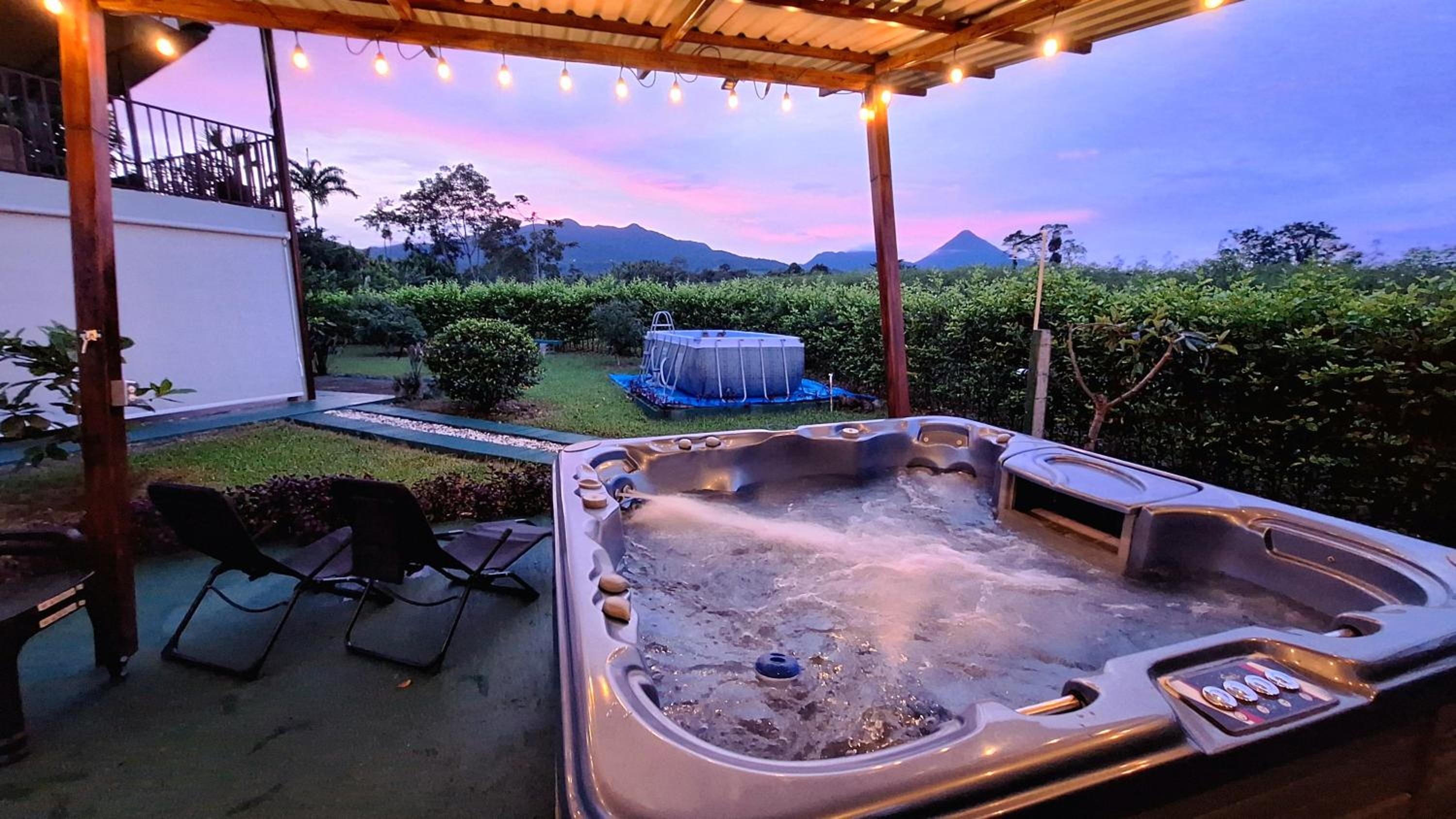 Arenal Nephelium Country Home, Refugio rural con piscina, jacuzzi y balcón con hermosas vistas al Volcán Arenal, en una finca privada
