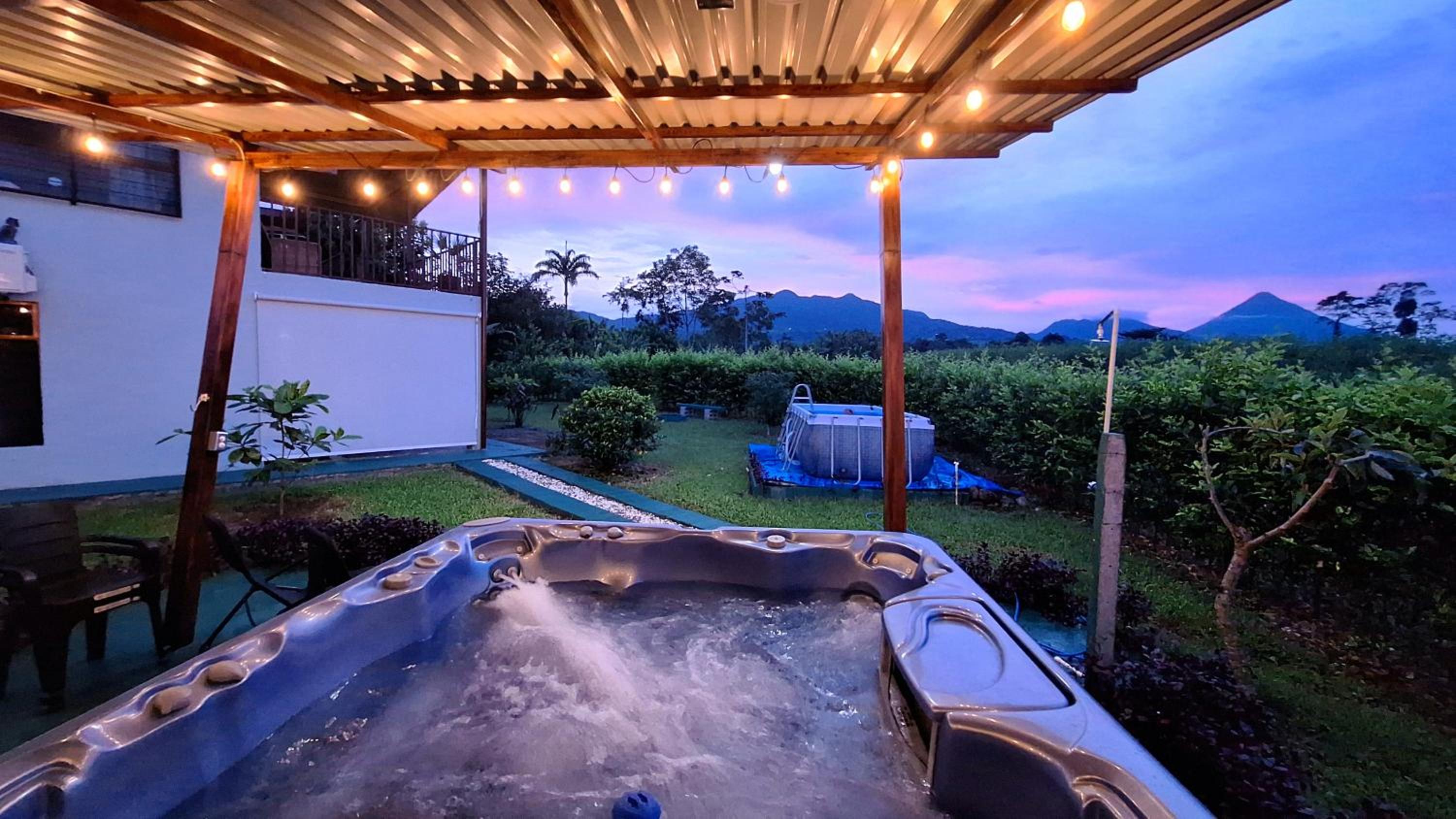 Arenal Nephelium Country Home, Refugio rural con piscina, jacuzzi y balcón con hermosas vistas al Volcán Arenal, en una finca privada
