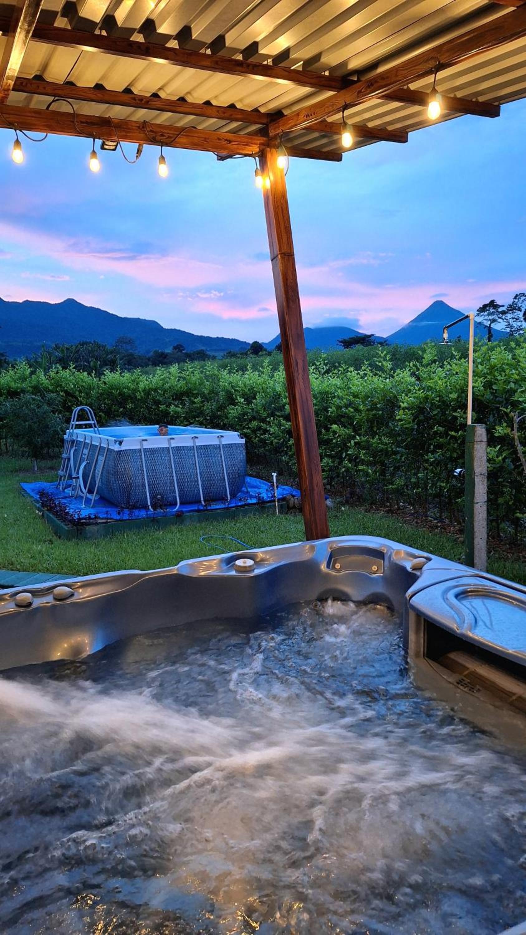 Arenal Nephelium Country Home, Refugio rural con piscina, jacuzzi y balcón con hermosas vistas al Volcán Arenal, en una finca privada
