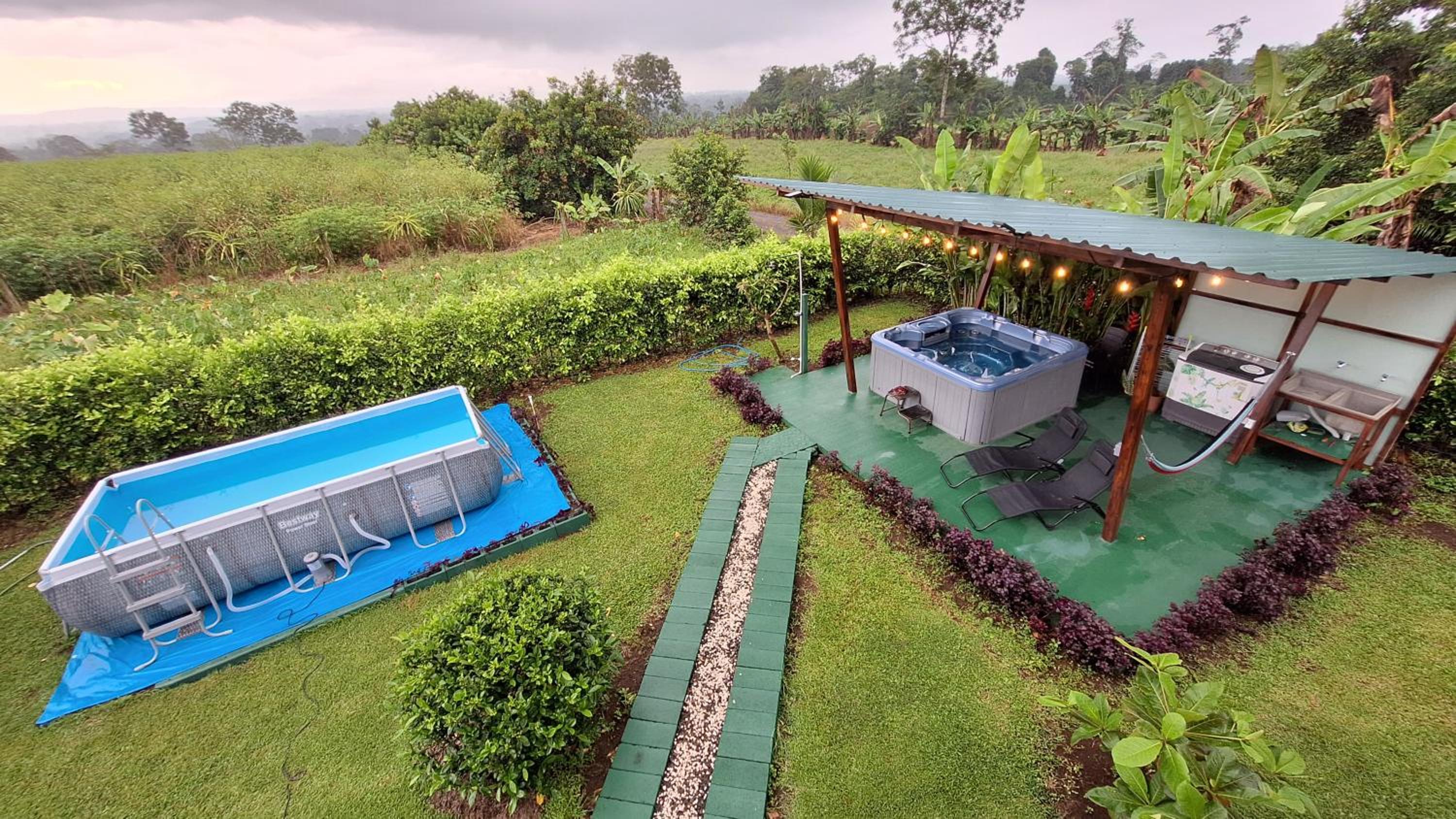 Arenal Nephelium Country Home, Refugio rural con piscina, jacuzzi y balcón con hermosas vistas al Volcán Arenal, en una finca privada