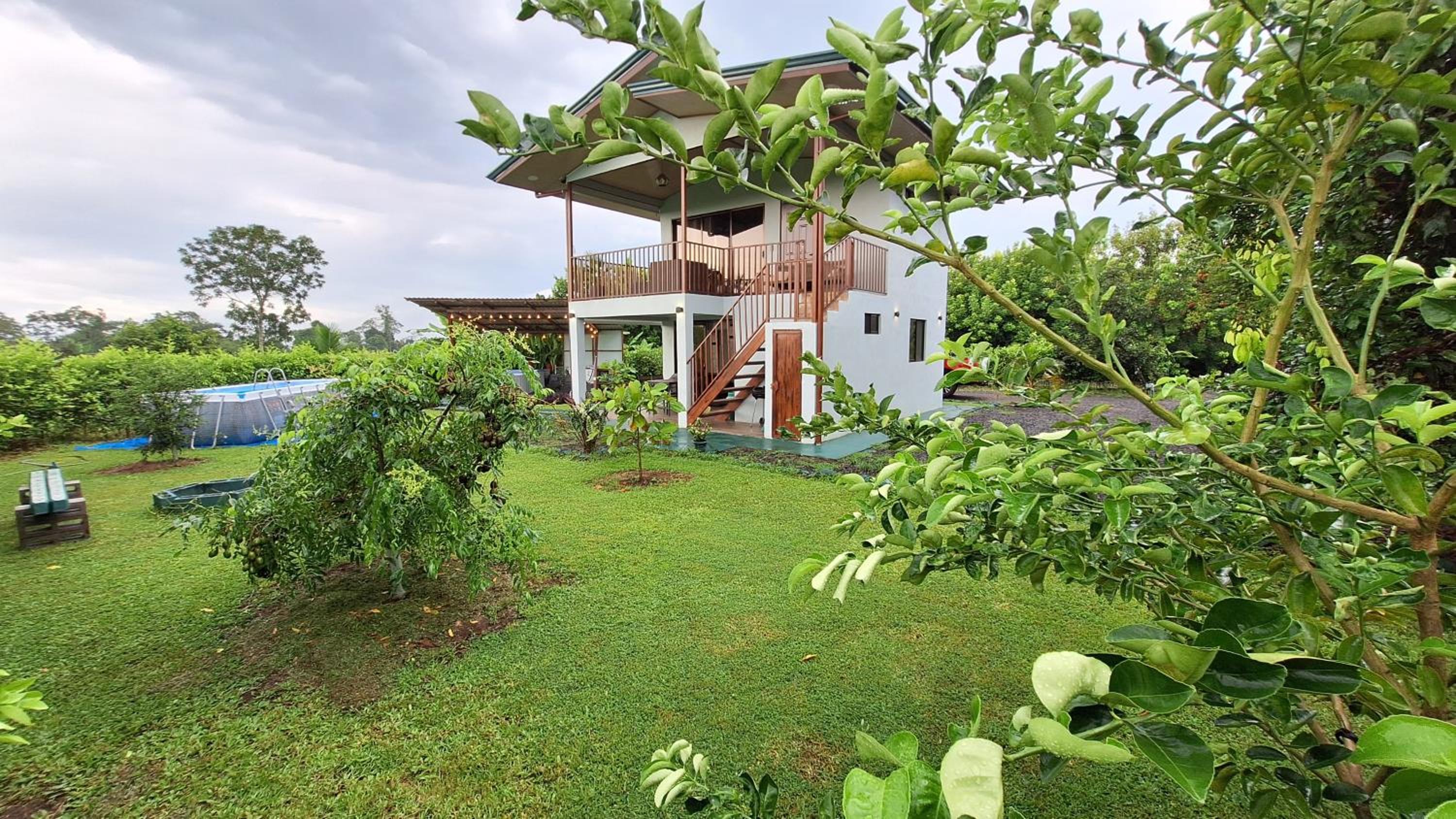 Arenal Nephelium Country Home, Refugio rural con piscina, jacuzzi y balcón con hermosas vistas al Volcán Arenal, en una finca privada