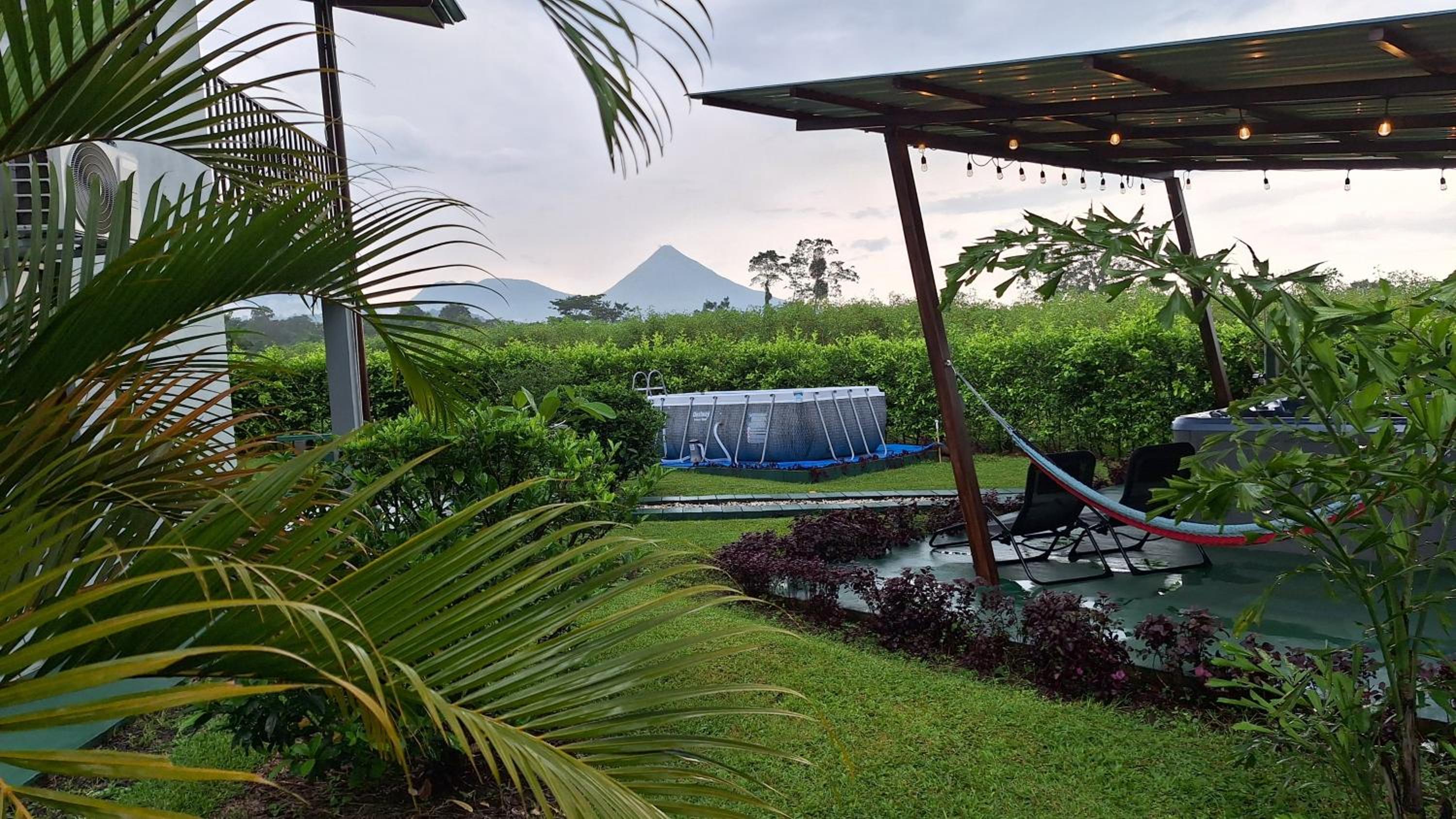 Arenal Nephelium Country Home, Refugio rural con piscina, jacuzzi y balcón con hermosas vistas al Volcán Arenal, en una finca privada