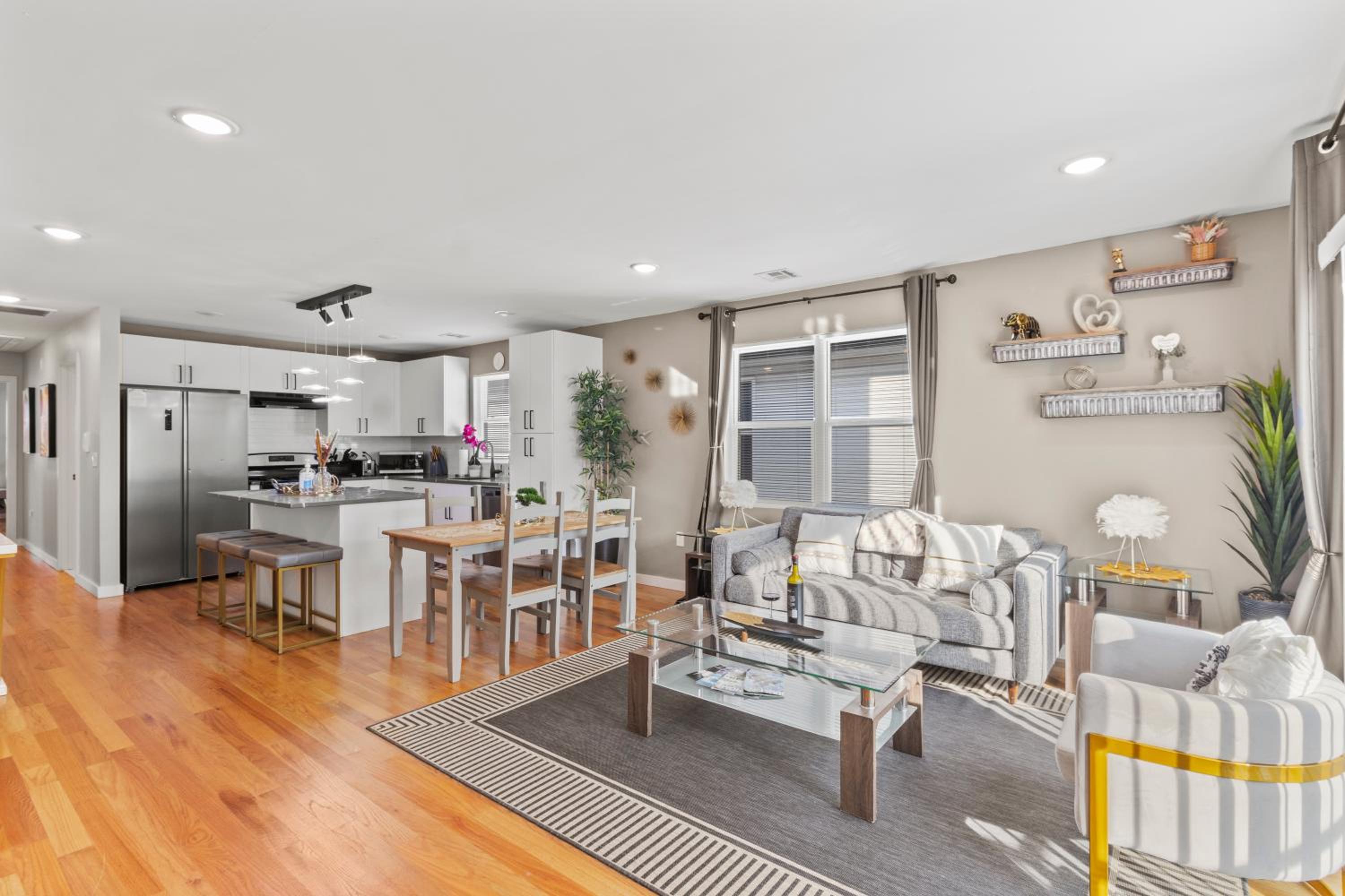 Luxury Gated home near NYC and EWR with free Parking view 4