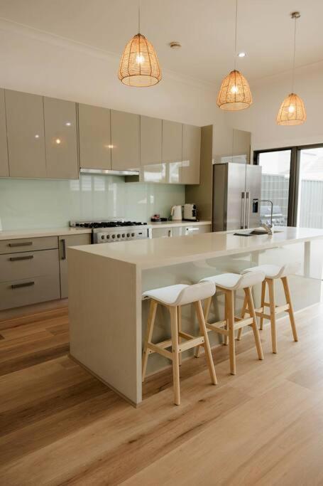 Vida Hamilton - 3 bed, 2 bath kids playground!