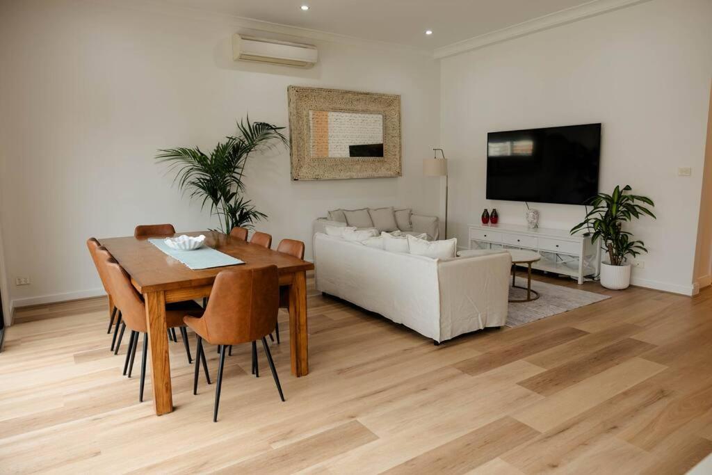 Vida Hamilton - 3 bed, 2 bath kids playground!