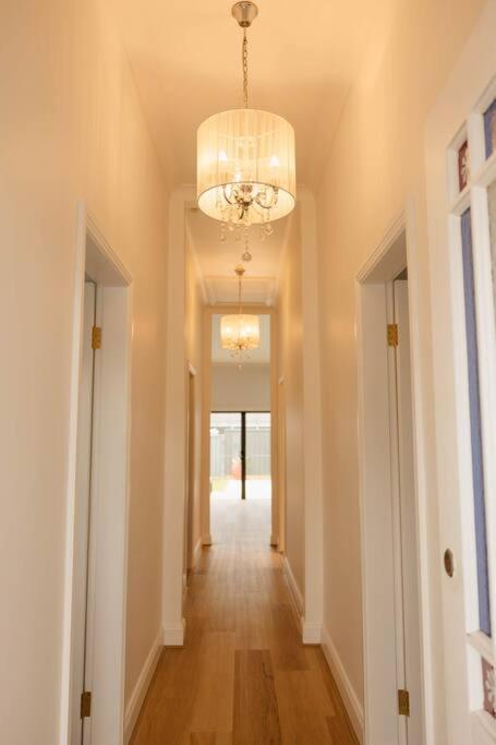 Vida Hamilton - 3 bed, 2 bath kids playground!