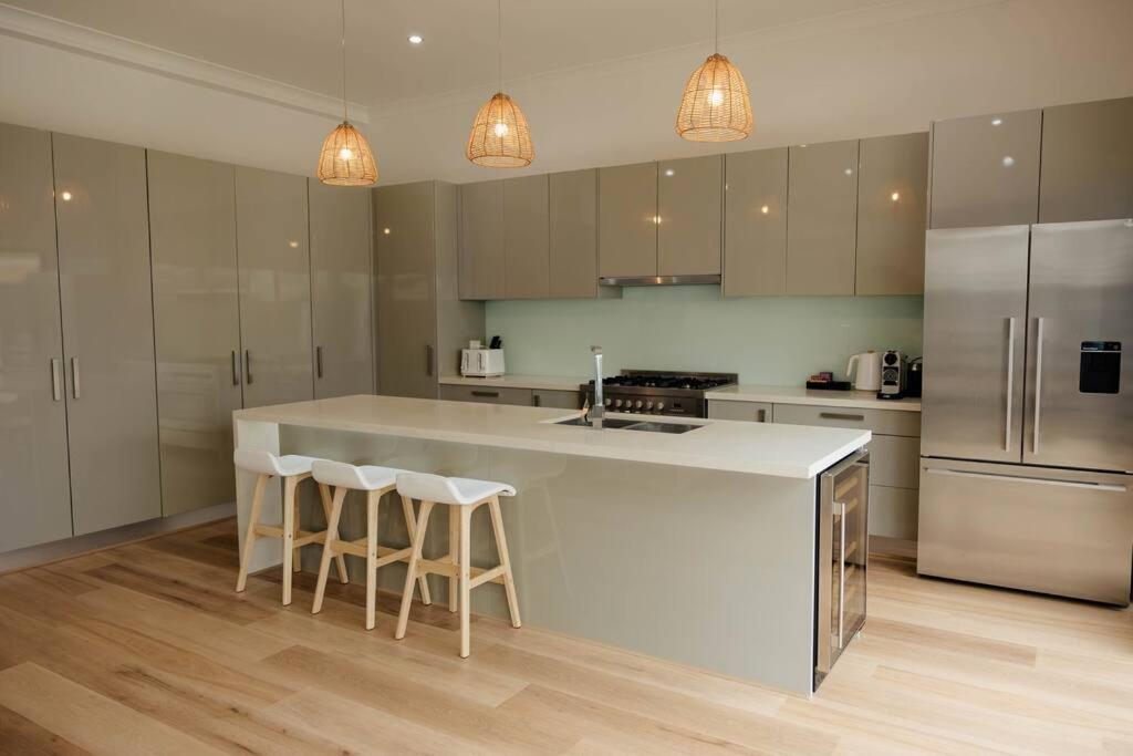 Vida Hamilton - 3 bed, 2 bath kids playground!