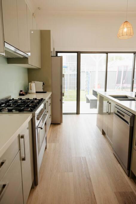 Vida Hamilton - 3 bed, 2 bath kids playground!