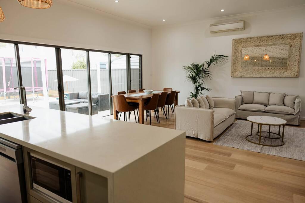 Vida Hamilton - 3 bed, 2 bath kids playground!