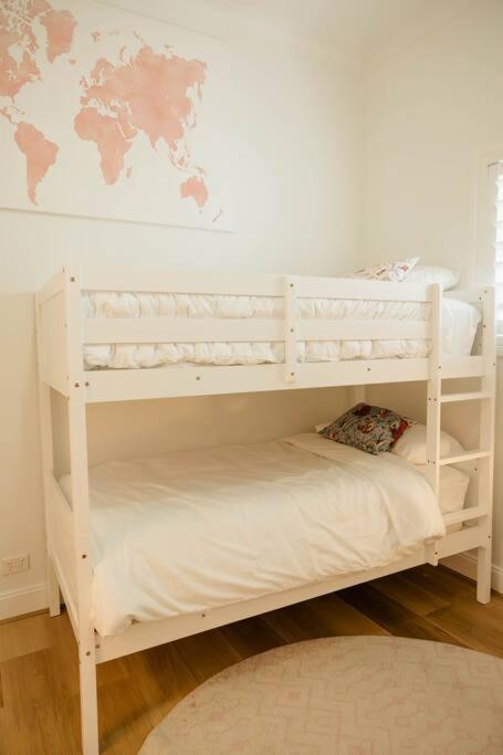 Vida Hamilton - 3 bed, 2 bath kids playground!