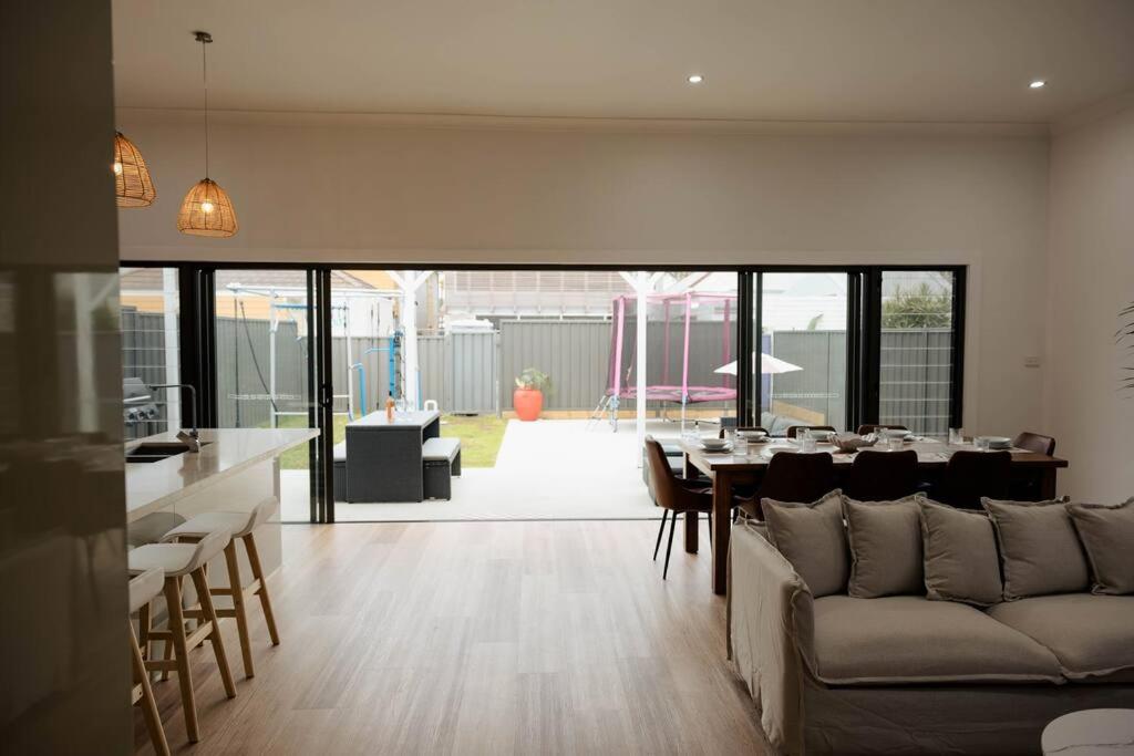Vida Hamilton - 3 bed, 2 bath kids playground!