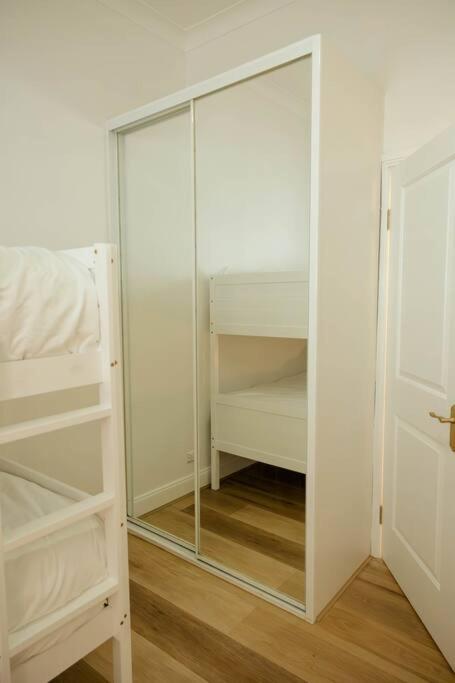 Vida Hamilton - 3 bed, 2 bath kids playground!