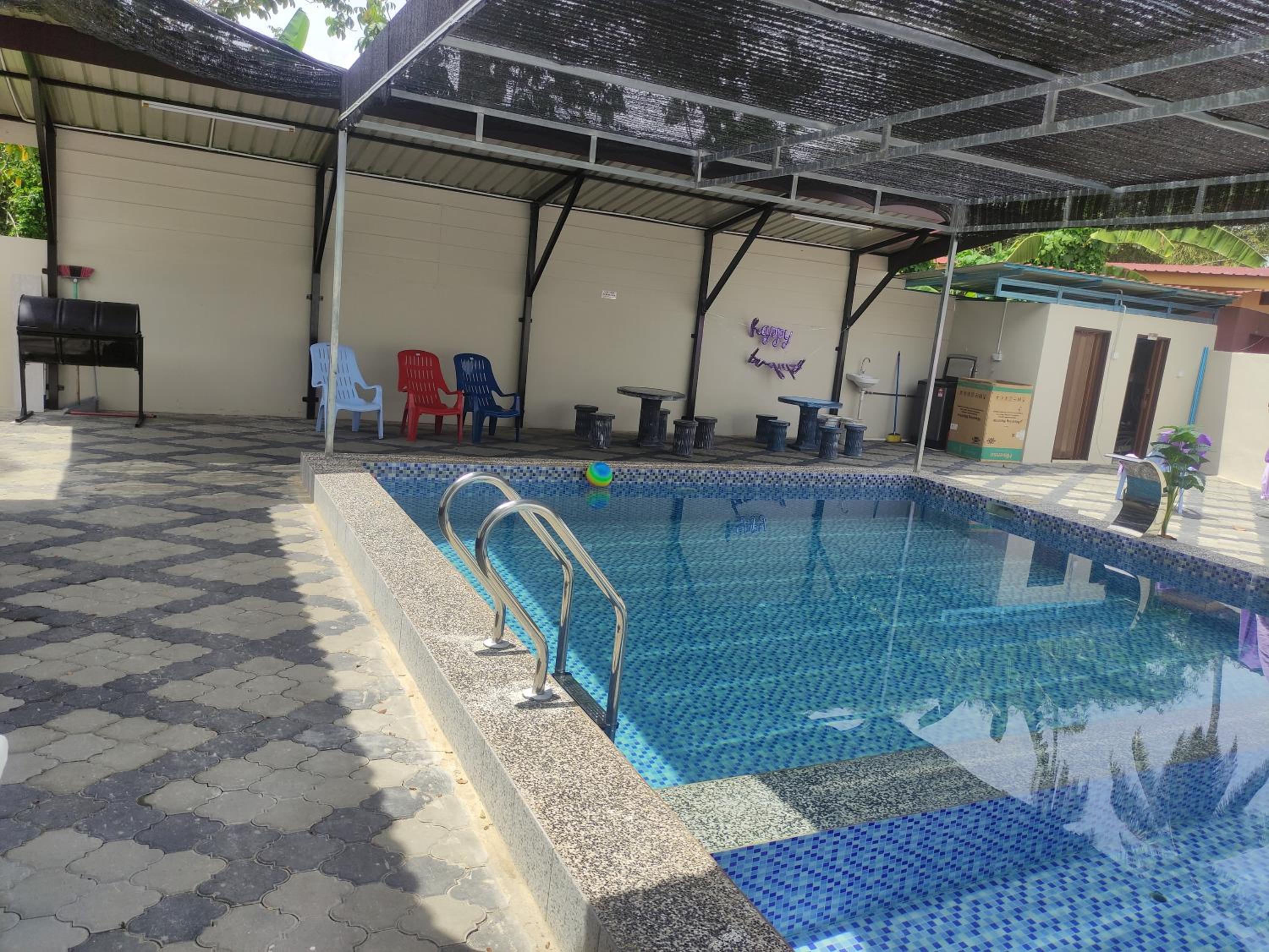 Kolam Besar dengan Privasi di Nel Homestay photo 1