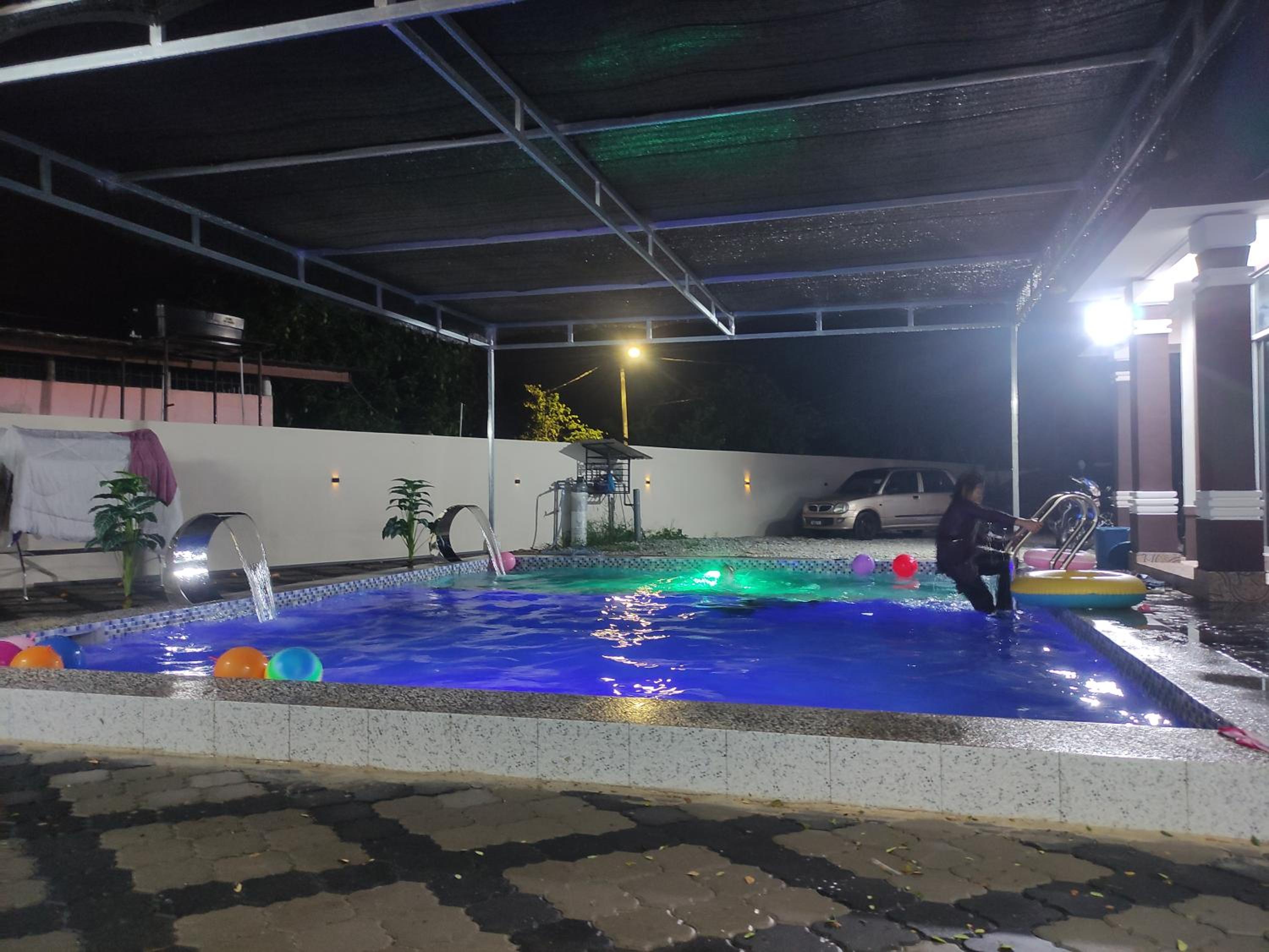 Kolam Besar dengan Privasi di Nel Homestay photo 5