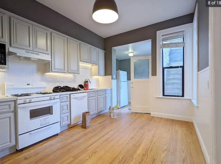 Photograph supplied for Iconic 3 bedroom with Sweping Bay City Views, 100 Walk Score