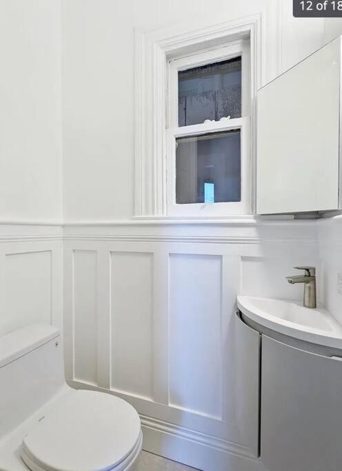 Iconic 3 bedroom with Sweping Bay City Views, 100 Walk Score photo 3