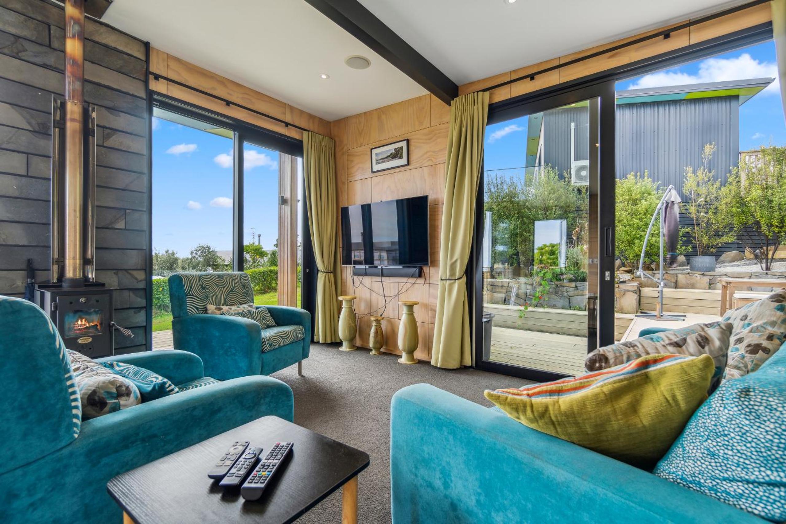 Cedar By Surf - Whale Bay Raglan Holiday Home view 3