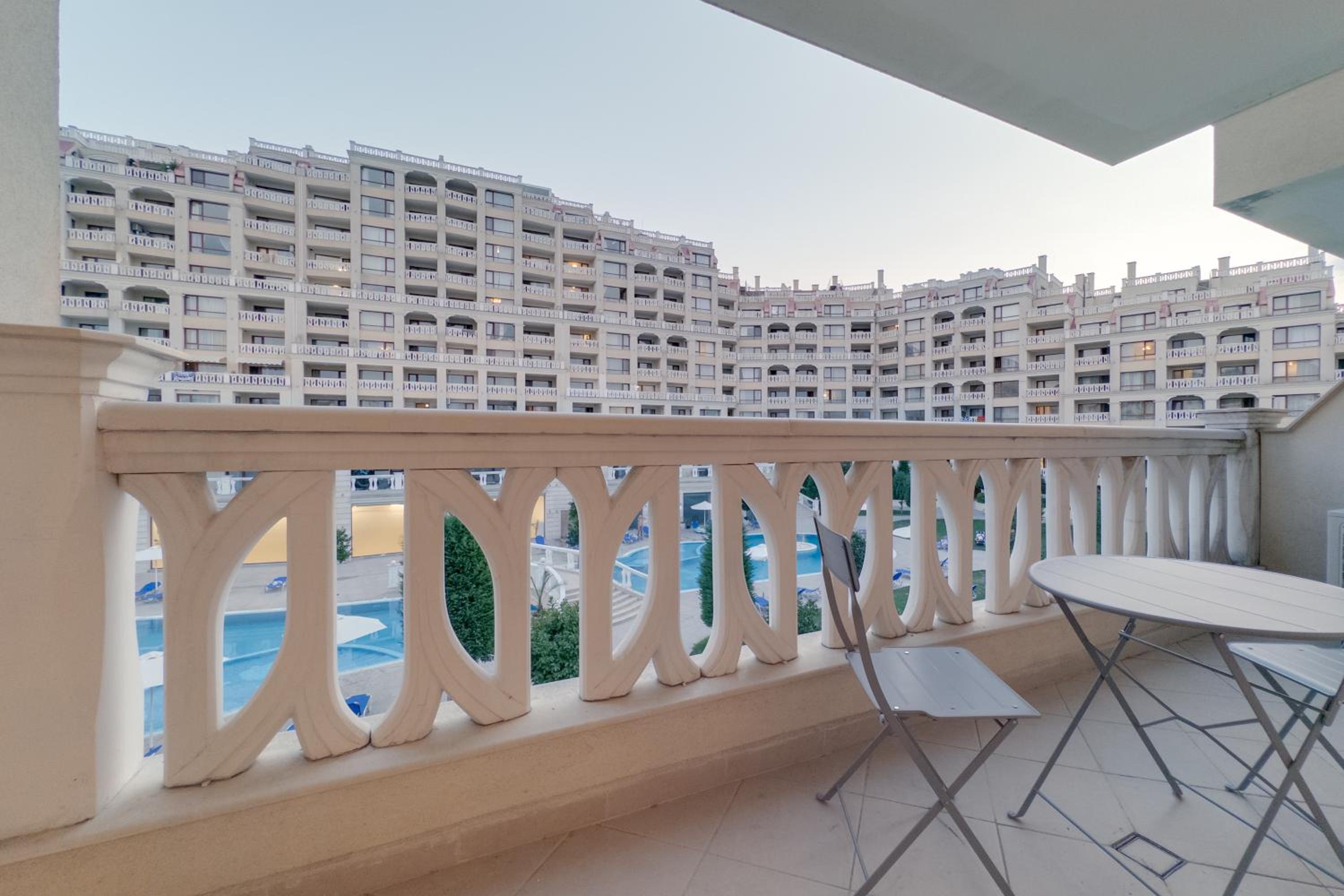 АТ apartment - Pool View