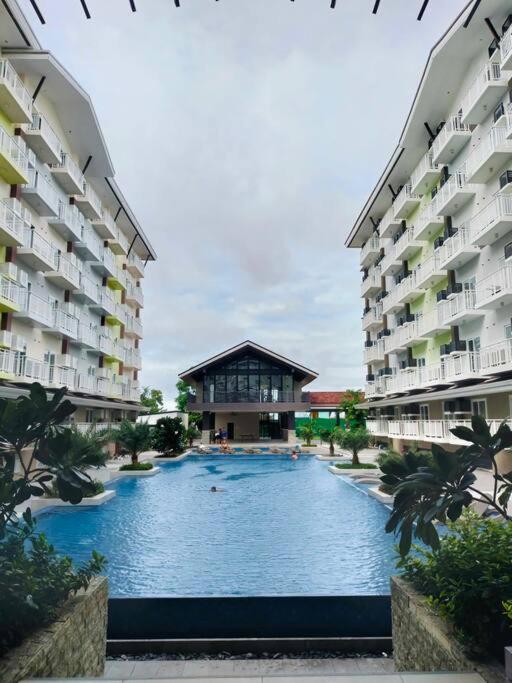 Amani Grand Resort and Residences - Pool View Room 333B Free wifi, netflix, pool and gym house, 3mins to Mactan Cebu International Airport