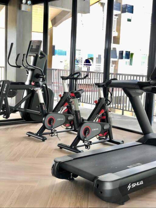 Amani Grand Resort and Residences - Pool View Room 333B Free wifi, netflix, pool and gym house, 3mins to Mactan Cebu International Airport view 5