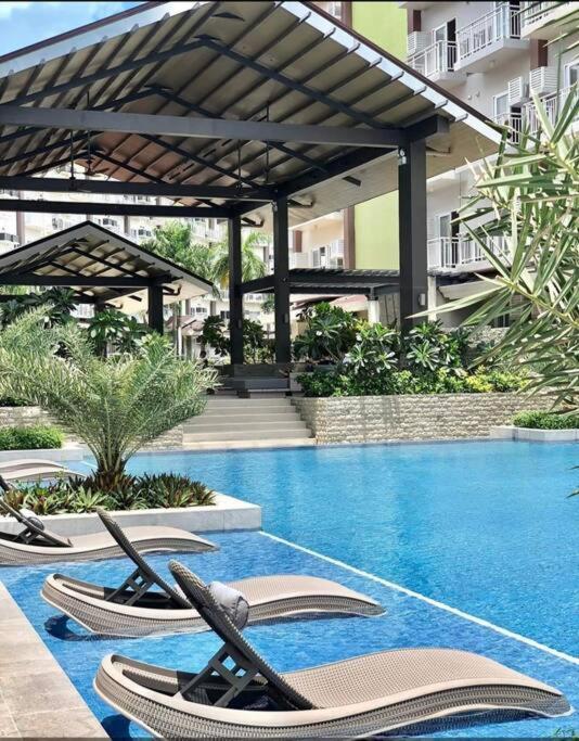 Amani Grand Resort and Residences - Pool View Room 333B Free wifi, netflix, pool and gym house, 3mins to Mactan Cebu International Airport view 2