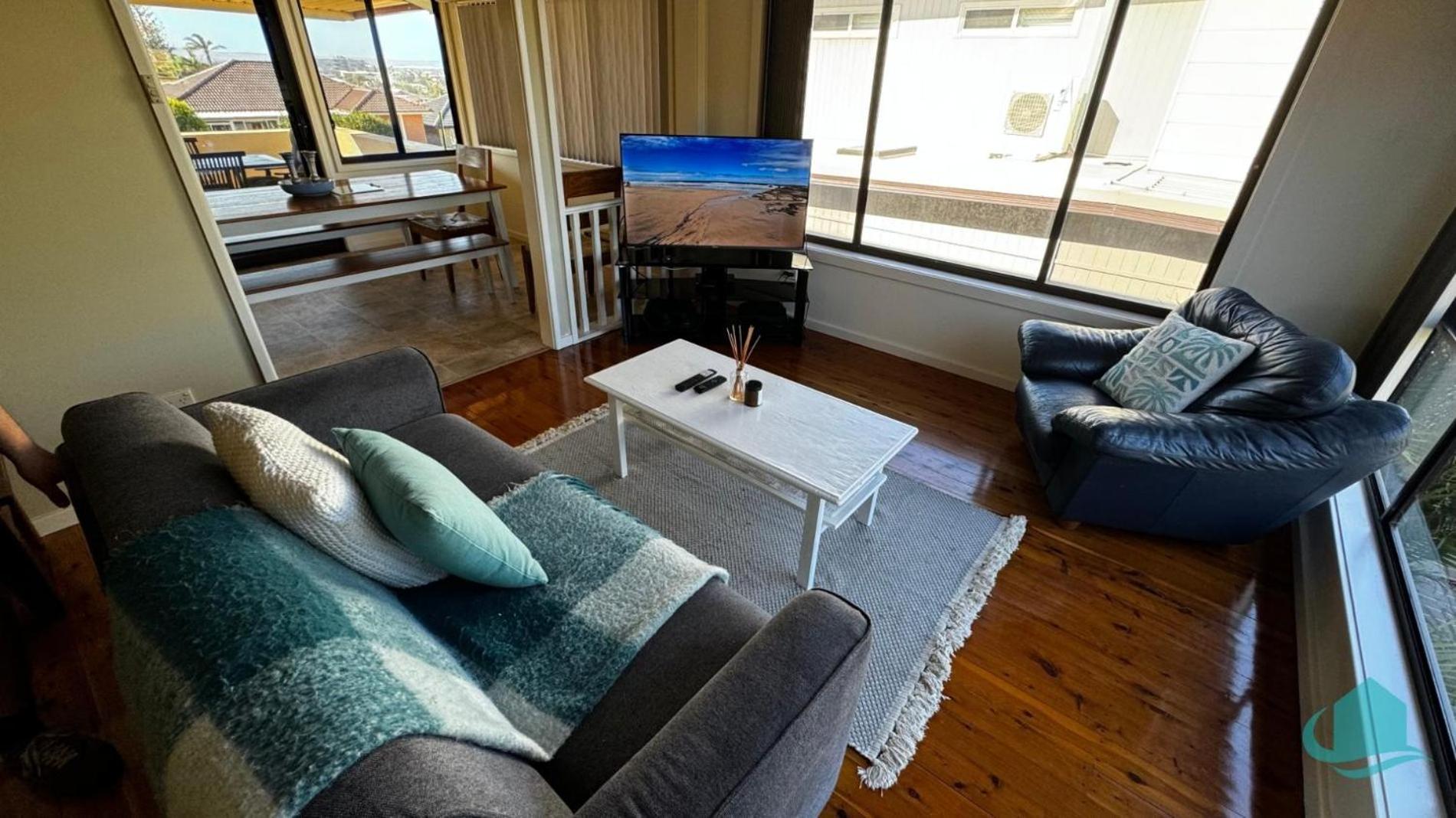 Rosies Family Spa Retreat - 300m to the sandy shores of Caves Beach