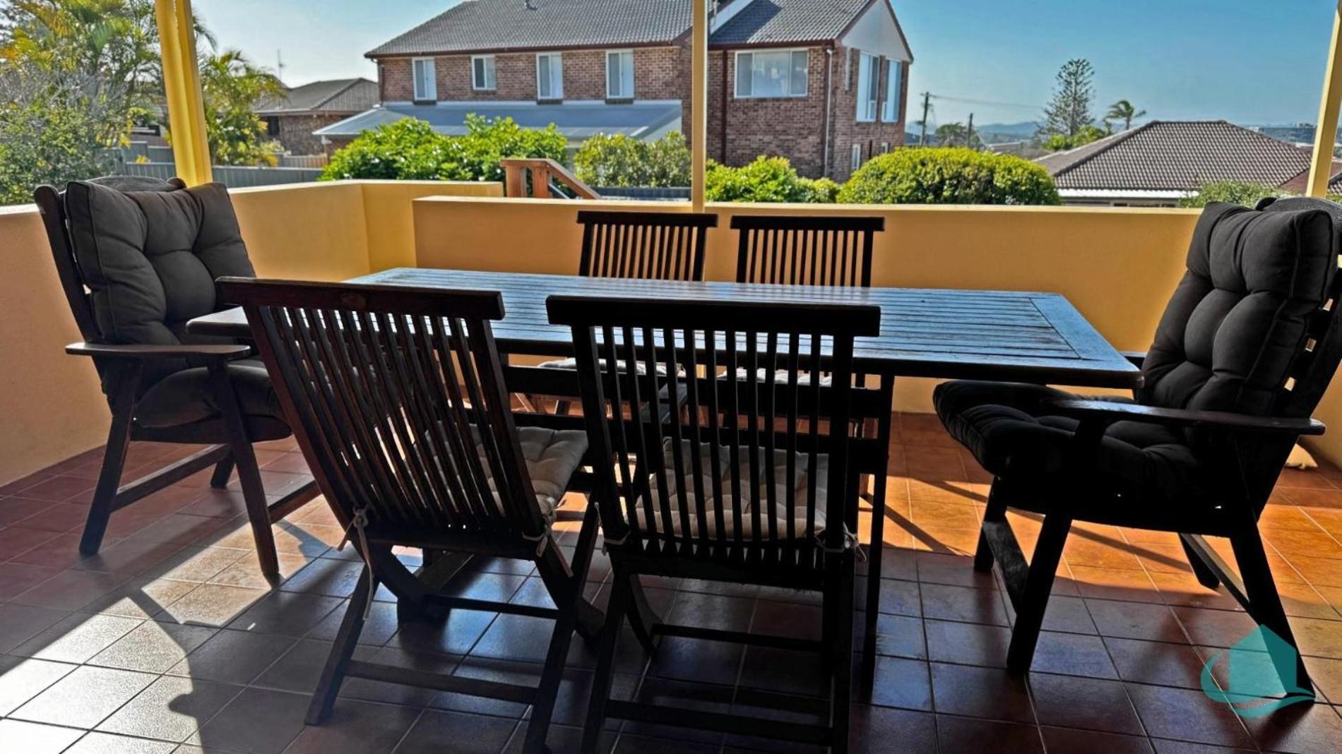 Rosies Family Spa Retreat - 300m to the sandy shores of Caves Beach