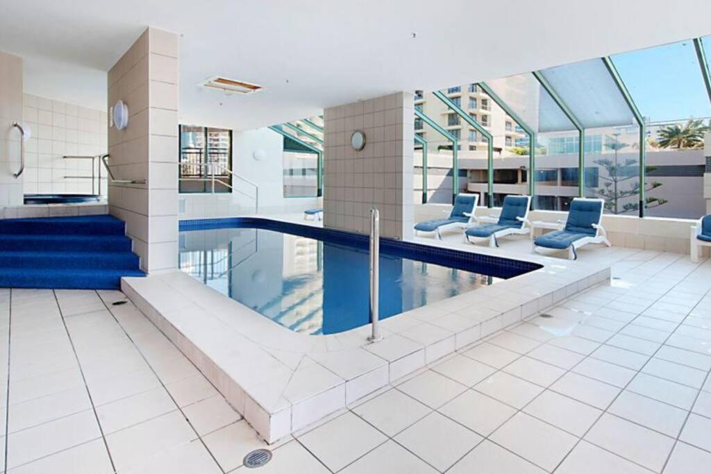 SURFERS PARADISE ABSOLUTE BEACHFRONT WITH VIEWS, 24th FLOOR , 1 br Apt - IDEAL FOR COUPLES or 2 PPL TRAVELLING TOGETHER