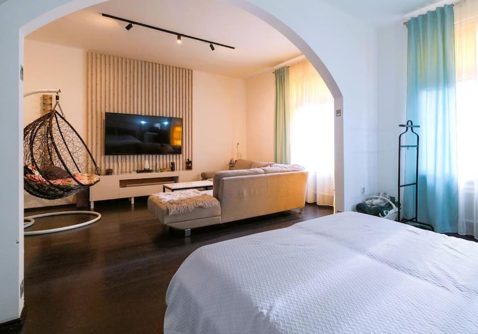 NEW - VeNi - Modern Downtown Apartment