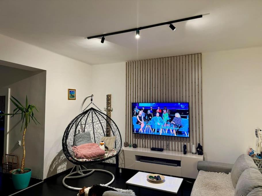 NEW - VeNi - Modern Downtown Apartment