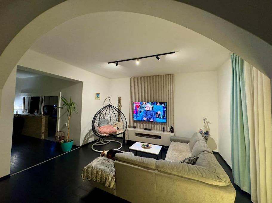 NEW - VeNi - Modern Downtown Apartment