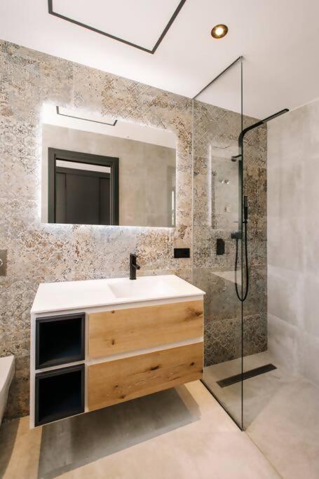 Beautiful luxurious apartment with rooftop pool photo 5
