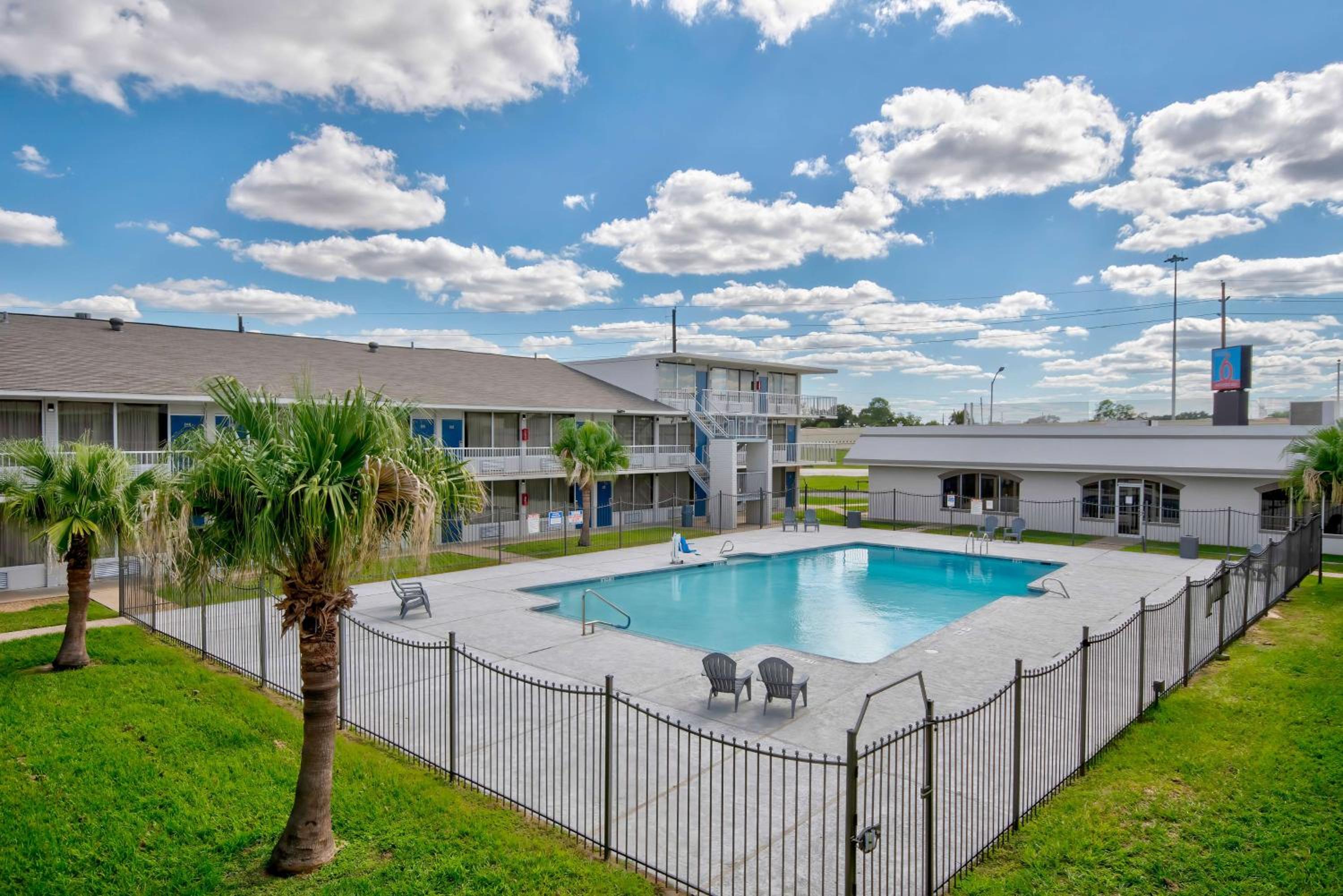 Houston Vacations - Studio 6 Rosenberg TX - Property Image 3