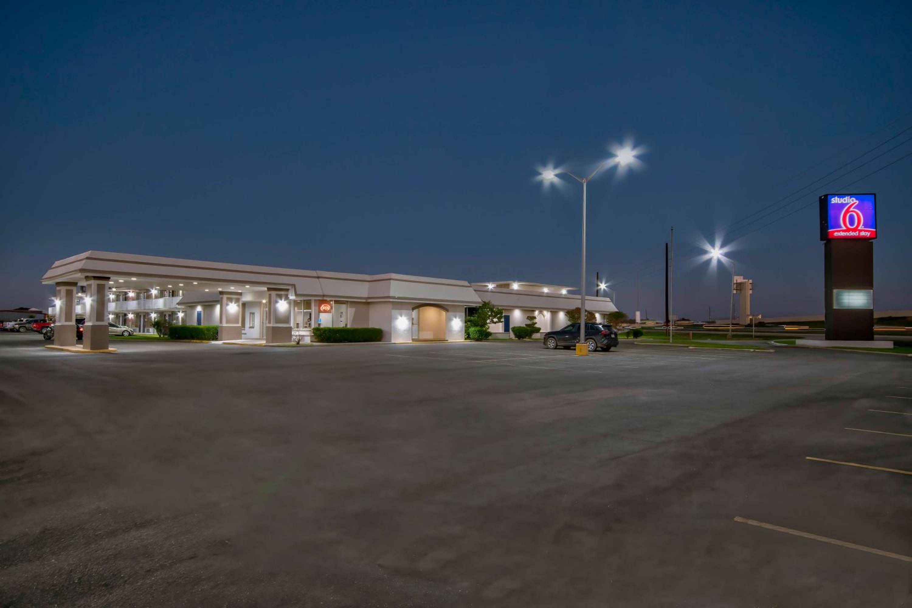 Houston Vacations - Studio 6 Rosenberg TX - Property Image 4