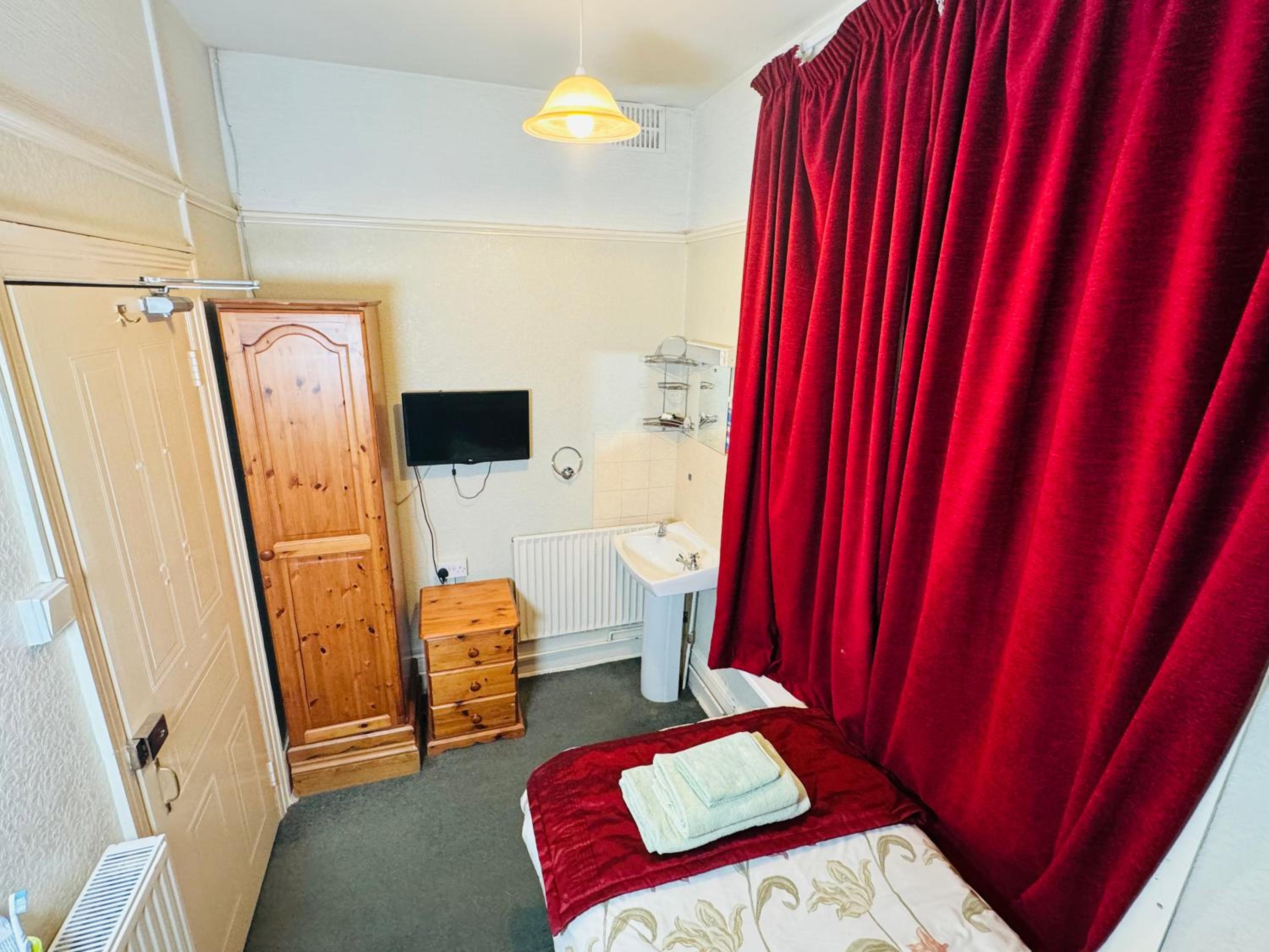The Bliss 8 Home stay, Self check in with smart lock, Non Smoking Home in and out, Zero tolerance for noise after 11pm view 2