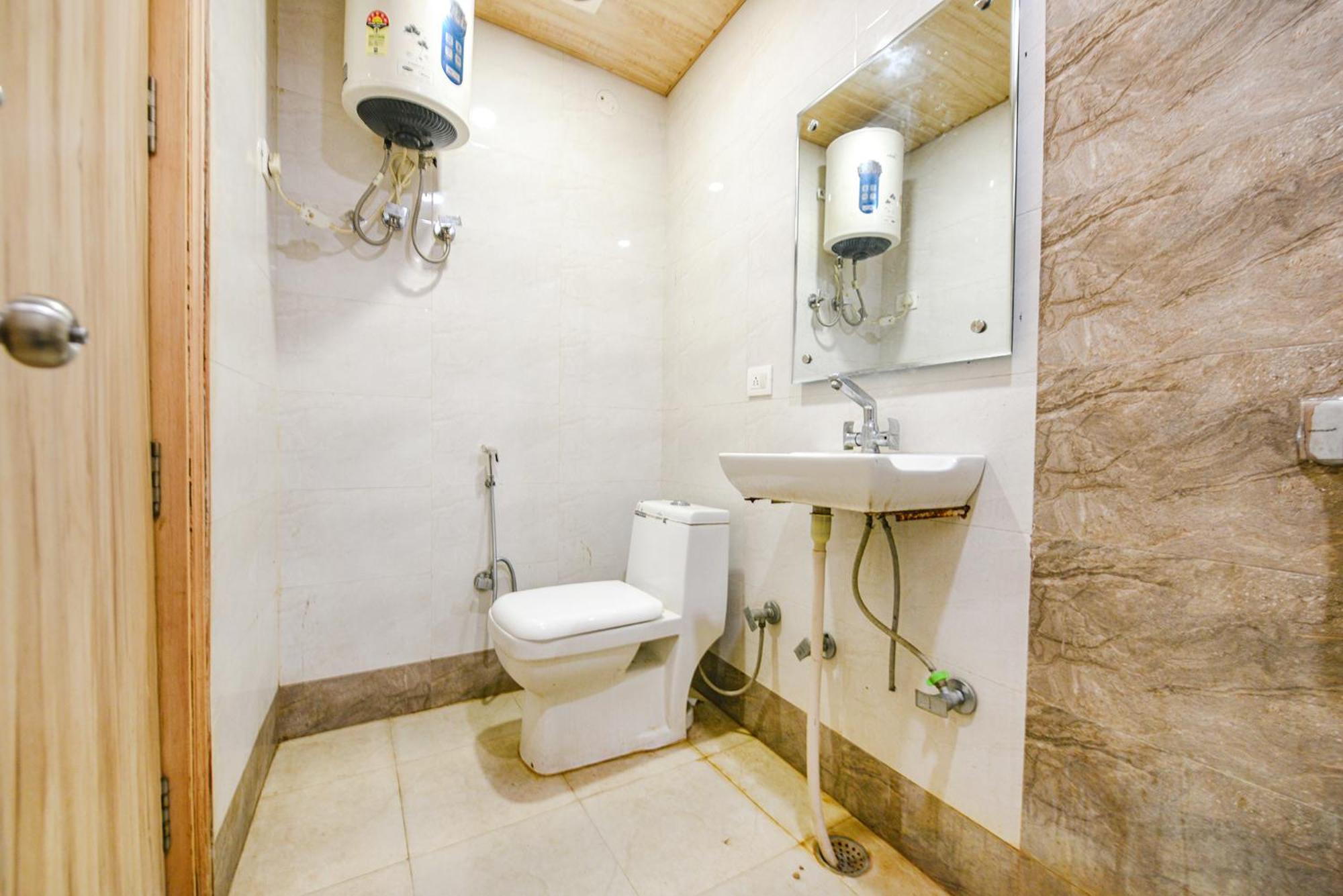 FabHotel Aman Inn Near IGI Airport New Delhi view 5