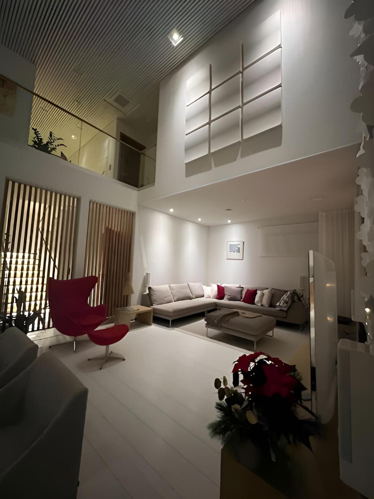 Modern Riverside Villa w Magnificent River Views