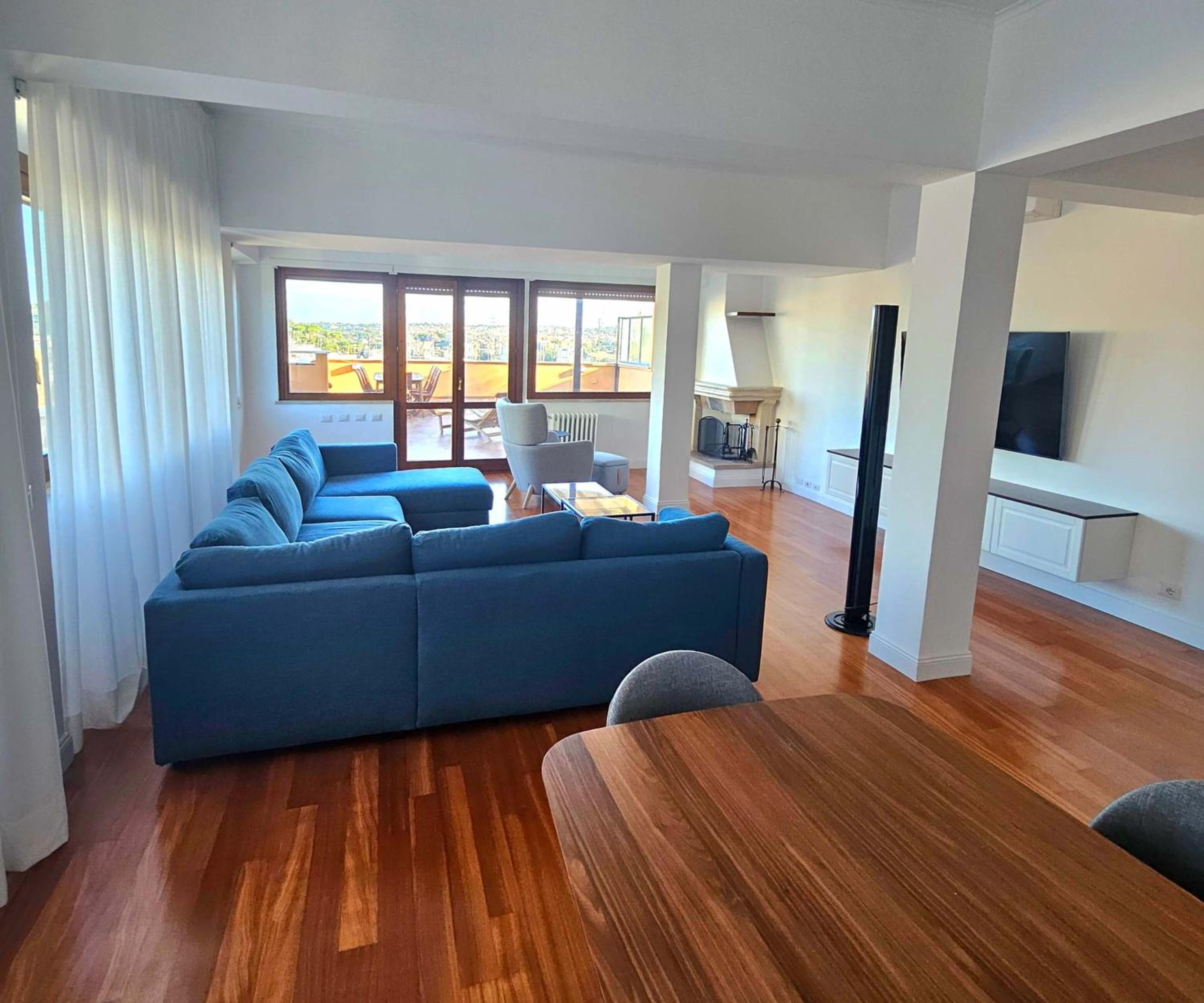 Cardinal Mistrangelo - next to the metro station, large and comfortable penthouse with terrace