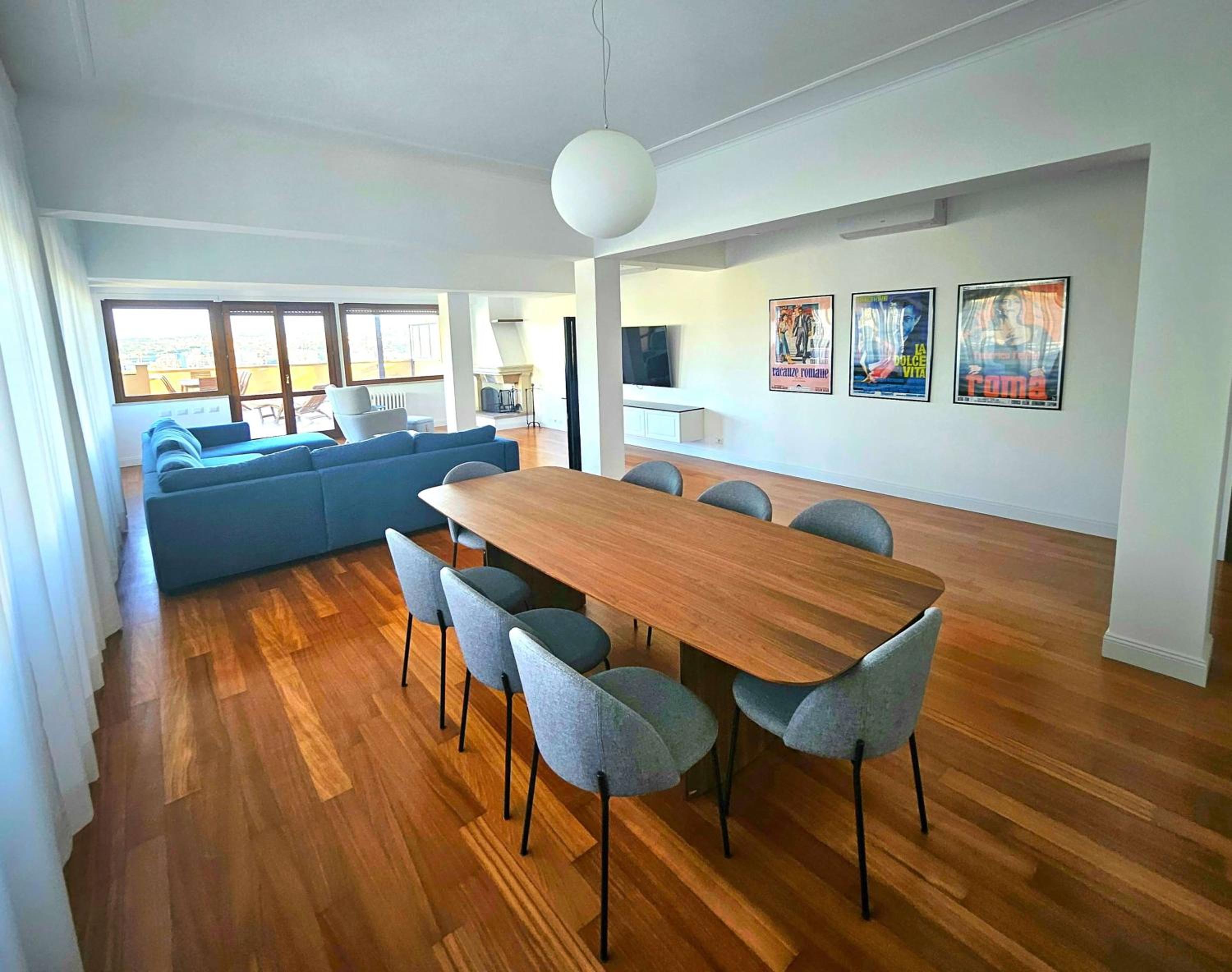 Cardinal Mistrangelo - next to the metro station, large and comfortable penthouse with terrace