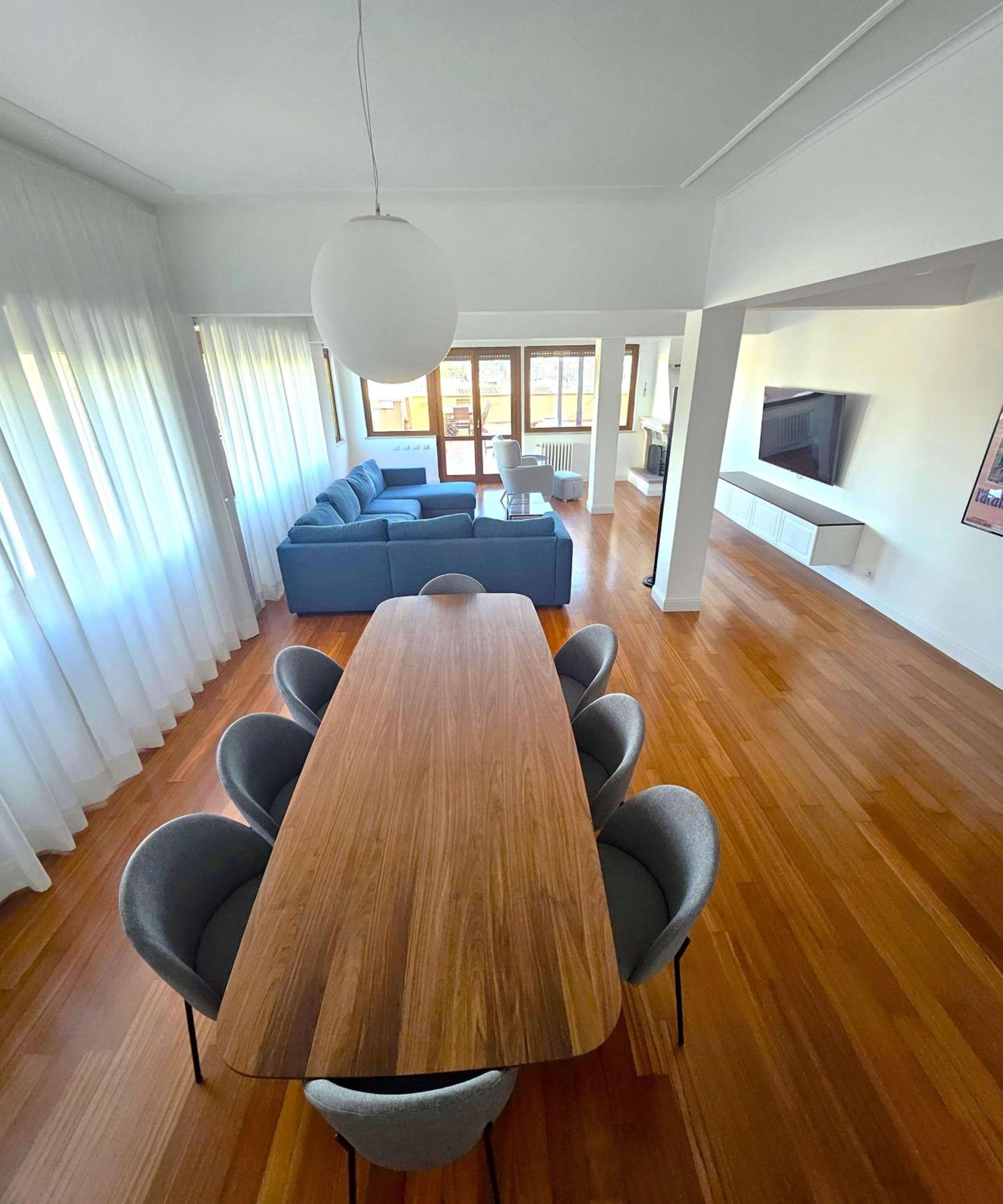 Cardinal Mistrangelo - next to the metro station, large and comfortable penthouse with terrace