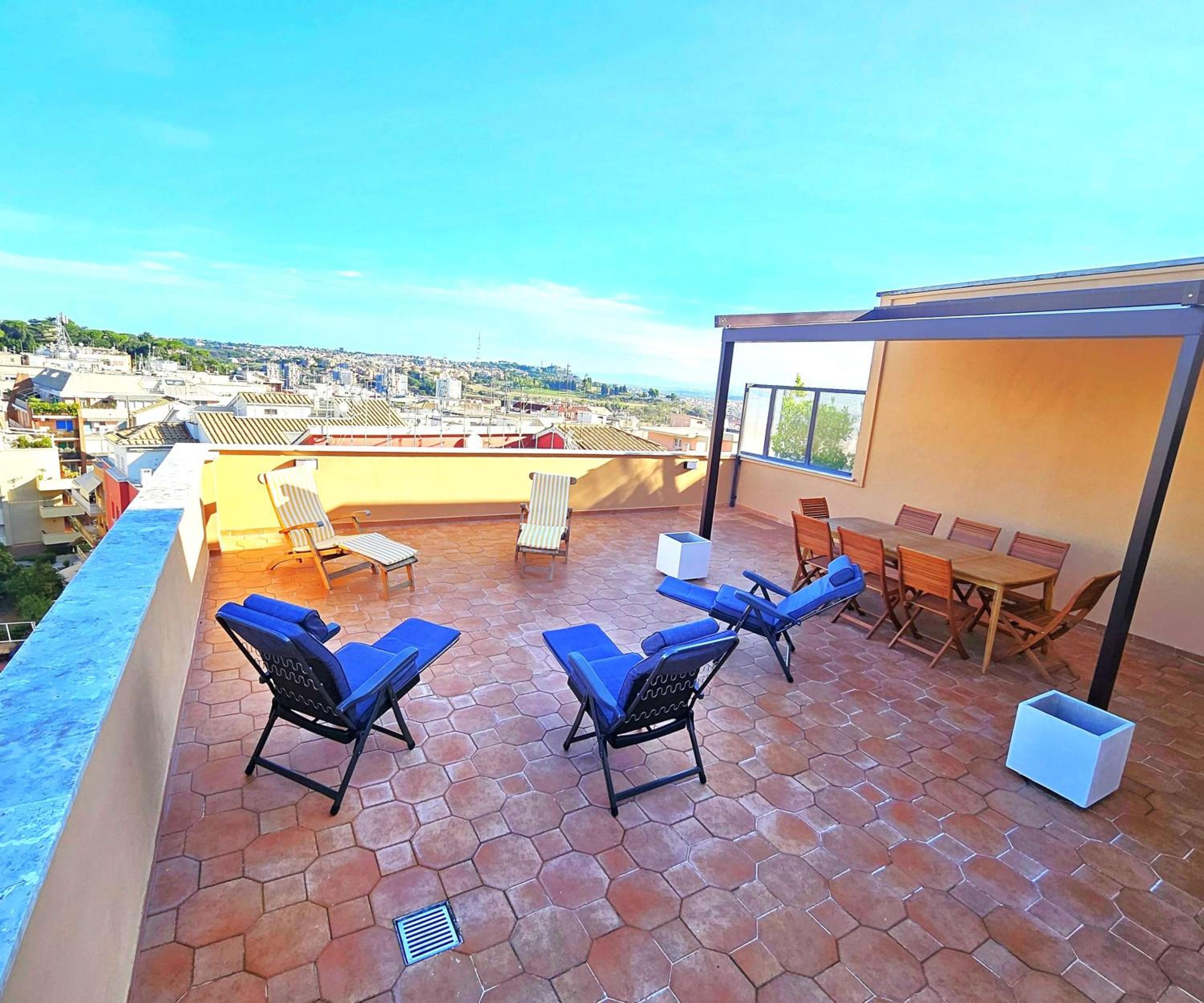 Cardinal Mistrangelo - next to the metro station, large and comfortable penthouse with terrace